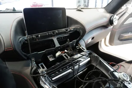 벤츠 AMG GT 안드로이드오토 설치와 터빈형 송풍구 엠비언트 풋등시공 완료