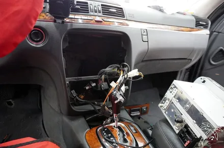 2003년식 벤츠 W220 카오디오 튜닝 BOSE 오디오 앰프 고장 안드로이드 올인원으로 한번에 해결하기! 후방카메라 당연히 동작됩니다.