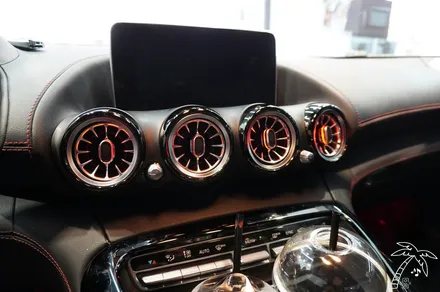 벤츠 AMG GT 안드로이드오토 설치와 터빈형 송풍구 엠비언트 풋등시공 완료