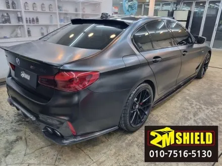 BMW 5시리즈 전체 랩핑 작업 사틴블랙 자동차 랩핑 / 부산 사상구
