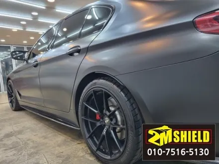 BMW 5시리즈 전체 랩핑 작업 사틴블랙 자동차 랩핑 / 부산 사상구