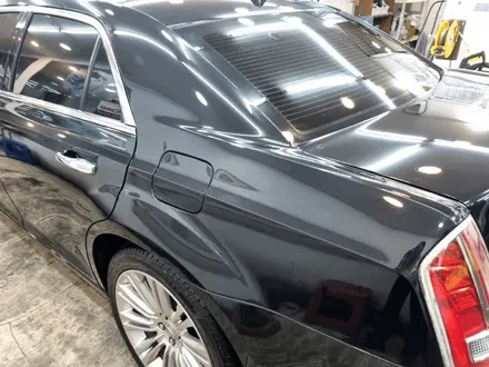 자동차 전체 랩핑된 크라이스러 300c 랩핑제거 / 부산 사상구