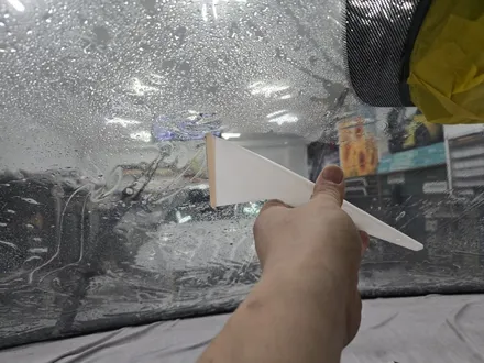 군포 카니발ka4 전면유리 썬팅 시공 , 레인보우 i90 틴팅