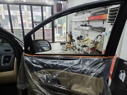 군포 올뉴카니발 하이리무진 전면유리교체 반사 썬팅 재시공 패키지