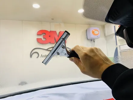 BMW 뉴5시리즈 G30 530i 전면 3M크리스탈라인 CR40% 틴팅 시공과 유리발수코팅 유리막 코팅 시공 [3M썬팅 중랑구 상봉점] / 서울 중랑구 상봉동
