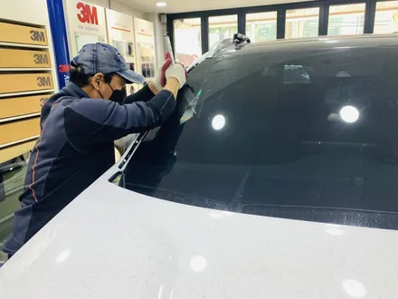 산타페 TM 돌빵으로 인한 전면유리 파손으로 전면유리 교체와 3M CM50% 틴팅 재시공 [3M썬팅 중랑구 상봉점] / 서울 중랑구 상봉동