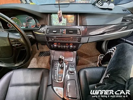 BMW520d 실내 카본랩핑 3M 카본화이버 4D 리얼카본 크롬몰딩죽이기 크롬딜리트 안양랩핑전문 시흥랩핑전문 양평랩핑전문 / 안성시 금석동