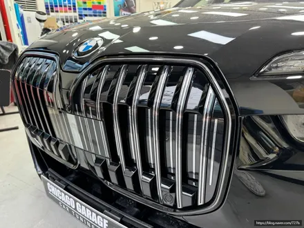 BMW 740 I 신차 출고하고 바로 신당 랩핑 전문점에서 크롬딜리트로 드레스업했어요. / 서울 광진구