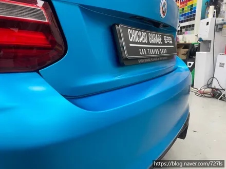 [암사 랩핑] BMW M2 에이버리 슈프림 사틴 블랙 전체 제거 후 3M 사틴 오션 쉬머 재랩핑,그릴 사틴 골드 도색,앰블럼 교환,바 골드 랩핑,옐로우 라이트 필름 시공 / 서울 광진구