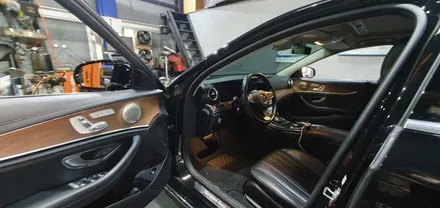 벤츠 E클래스 W213 E220d 17년식 부메스터 전동트위터 장착 작업 대구 벤츠엠비언트 1열 3D부메스터 트위터 스피커 시공 후기 순정 연동 무드등 삼각스피커 씨앤디인터내셔널