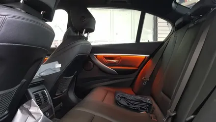BMW 3시리즈 F30 320d 도어 엠비언트 실버몰딩 시공 작업 대구 씨앤디인터내셔널 BMW튜닝 전문점 실내엠비언트 장착 실내튜닝 수입차튜닝 전문 대구남구씨앤디