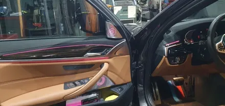 BMW 5시리즈 G30 520i 21년식 회오리트위터 LED미드스피커커버 미드스피커 장착 작업 G30회오리트위터스피커 튜닝 스피커교체 시공후기 실내인테리어 분위기 무드등 대구씨앤디