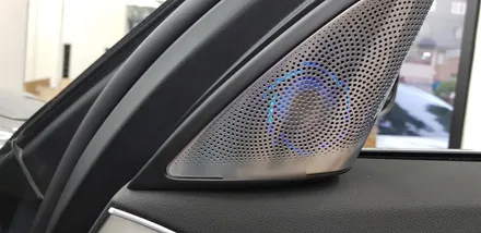 실내 분위기 UP! 트렌디함 UP! 특별한 시공으로 화려한 연출가능 🎊 : BMW G30 520d 18년식 회오리트위터, 미드커버, 미드스피커 엠비언트 장착 : 대명동 대구씨앤디