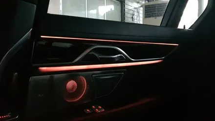 BMW 740d xdrive WLTP 2018년식 회오리 엠비언트 라이트 풀세트 트위터 미드커버 재떨이커버 리어선반커버 프론트커버 시공작업 실내등 스피커