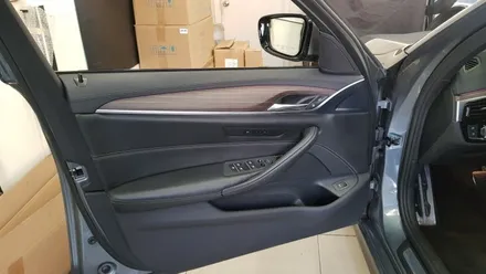 BMW G30 520d 회오리트위터, 미드커버, 미드스피커 교체 장착 작업 바워스ST 엠비언트 무드등 BMW튜닝 대구 씨앤디인터내셔널 5시리즈 17년식 엔진오일교환 작업