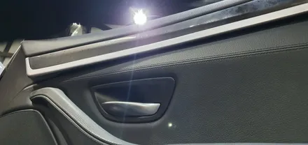 BMW 5시리즈 F10 528i 11년식 레드 단색 실내 엠비언트 라이트 시공 및 운전석/조수석 실내손잡이 녹아내림 진득거림 교체작업 스타트버튼 시동버튼 트렁크버튼 송풍버튼 교체