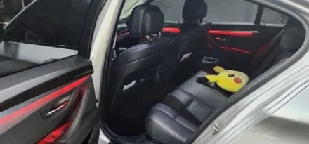 : BMW 528i 단색 가변 엠비언트 레드 라이트 시공 작업 : 앞도어 + 도어포켓뿐만아니라 뒷쪽도어까지? ✨ 화려한 색상보다 은은한 빛을 원하시는 분들도 가능 : 대구씨앤디 :