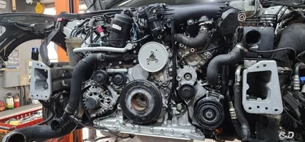: 아우디 A6 3.0 TDI quattro 14년식 댐퍼풀리, 외벨트 세트 교체 : 벨트의 장력불량이 원인, 벨트의 소음 외벨트 세트를 교체하면서 다른 부품의 수명을 예비해요 :