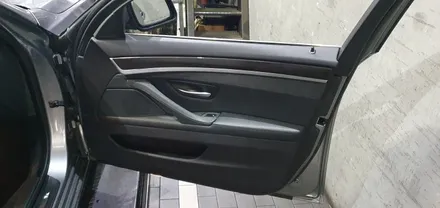 BMW 5시리즈 F10 528i 11년식 레드 단색 실내 엠비언트 라이트 시공 및 운전석/조수석 실내손잡이 녹아내림 진득거림 교체작업 스타트버튼 시동버튼 트렁크버튼 송풍버튼 교체