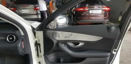: 벤츠 C220 W205 3D부메스터&부메스터ST 도어스피커 커버 장착 : 스피커하나만 바뀌어도 차량의 분위기와 고급스러움이 자연스럽게 묻어나는 튜닝 : 대구 씨앤디인터내셔널 :