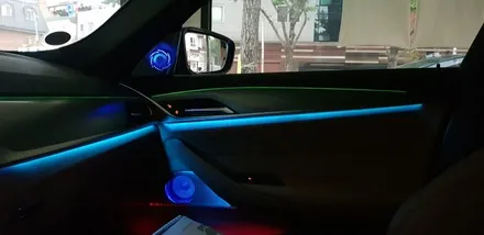 실내 분위기 UP! 트렌디함 UP! 특별한 시공으로 화려한 연출가능 🎊 : BMW G30 520d 18년식 회오리트위터, 미드커버, 미드스피커 엠비언트 장착 : 대명동 대구씨앤디