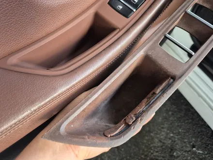 BMW 5시리즈 F10 520d 13년식 엔진오일교환 및 실내 운전석 윈도우스위치커버 손잡이 브라운색상 교체 작업 시공후기 BMW520d 고질병 대구수입차정비 씨앤디인터내셔널