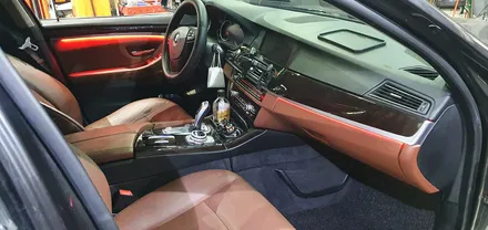 BMW 5시리즈 F10 520d 엠비언트 라이트 레드 LED 무드등 튜닝 4도어 비노출 조명 단색 앰비언트 BMW 튜닝 전문점 대구 씨앤디 인터내셔널