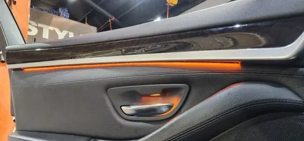 : BMW 528i 2색 가변 엠비언트 오렌지, 블루 라이트 시공 작업 : 내 차의 고급스러운 환골탈태는 무죄! BMW튜닝 : 대구대명동자동차정비 대구씨앤디인터내셔널 :