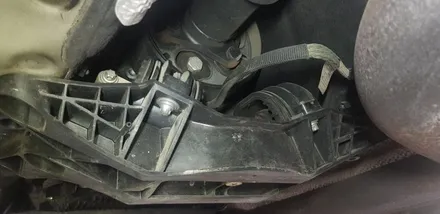BMW F10 528i 엔진미미 미션미미 교체 및 실내 도어 엠비언트 레드 시공 작업 대구 BMW 정비 튜닝 전문점 씨앤디 인터내셔널 F시리즈 5시리즈 마운트 교환 차체진동