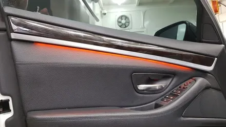 BMW F10 5시리즈 528i 가변 엠비언트 라이트 3색 실내 튜닝 업! 무드등 분위기등 대구 씨앤디인터내셔널 순정형 가변엠비언트 옵션 튜닝작업 대구씨앤디 4도어 도어캐치 포켓