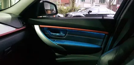 BMW 3시리즈 F30 320d 가변 엠비언트 시공 및 운전석 손잡이 진득거림 교체 작업 가변도어엠비언트+오디오공조기엠비언트 실내 엠비언트튜닝 무드등 대구 씨앤디인터내셔널 2컬러