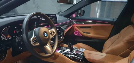 BMW 5시리즈 G30 520i 21년식 회오리트위터 LED미드스피커커버 미드스피커 장착 작업 G30회오리트위터스피커 튜닝 스피커교체 시공후기 실내인테리어 분위기 무드등 대구씨앤디