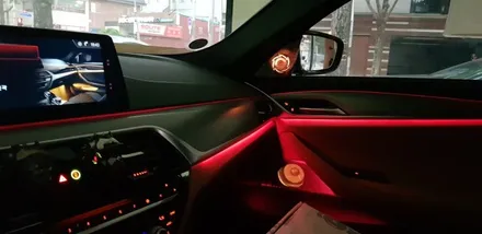 실내 분위기 UP! 트렌디함 UP! 특별한 시공으로 화려한 연출가능 🎊 : BMW G30 520d 18년식 회오리트위터, 미드커버, 미드스피커 엠비언트 장착 : 대명동 대구씨앤디