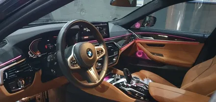 BMW 5시리즈 G30 520i 21년식 회오리트위터 LED미드스피커커버 미드스피커 장착 작업 G30회오리트위터스피커 튜닝 스피커교체 시공후기 실내인테리어 분위기 무드등 대구씨앤디