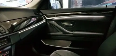 : BMW 528i 단색 가변 엠비언트 레드 라이트 시공 작업 : 앞도어 + 도어포켓뿐만아니라 뒷쪽도어까지? ✨ 화려한 색상보다 은은한 빛을 원하시는 분들도 가능 : 대구씨앤디 :