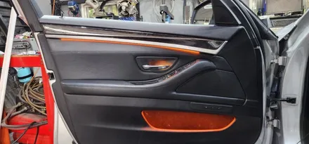 : BMW 528i 2색 가변 엠비언트 오렌지, 블루 라이트 시공 작업 : 내 차의 고급스러운 환골탈태는 무죄! BMW튜닝 : 대구대명동자동차정비 대구씨앤디인터내셔널 :