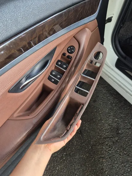 BMW 5시리즈 F10 520d 13년식 엔진오일교환 및 실내 운전석 윈도우스위치커버 손잡이 브라운색상 교체 작업 시공후기 BMW520d 고질병 대구수입차정비 씨앤디인터내셔널