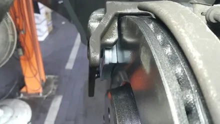 : 벤츠 E220 BLUETEC 15년 프론트, 리어 브레이크디스크 패드 센서 교체 : 차량을 멈추게 하는 역할인 브레이크 디스크와 패드, 마찰로 소모되는 부품 : 대구씨앤디 :