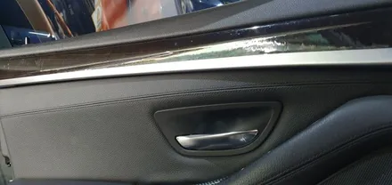 BMW 5시리즈 F10 528i 11년식 전동트렁크, 레드엠비언트, 손잡이교체 작업 BMW528i 듀얼쇼바 전동 트렁크 시공후기 4도어 레드 실내 LED 엠비언트 라이트 대구씨앤디