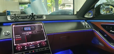 수입차 튜닝 - 벤츠 S클래스 S450 W223 후석에 모니터 시공으로 지루하지 않게! 리어모니터 시공과 부메스터 전동트위터 장착으로 화사한 차량 내부를! 대구 수입차 튜닝 씨앤디