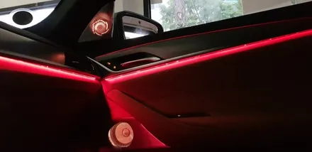 실내 분위기 UP! 트렌디함 UP! 특별한 시공으로 화려한 연출가능 🎊 : BMW G30 520d 18년식 회오리트위터, 미드커버, 미드스피커 엠비언트 장착 : 대명동 대구씨앤디