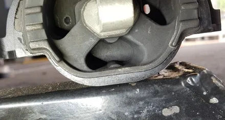 BMW F10 528i 엔진미미 미션미미 교체 및 실내 도어 엠비언트 레드 시공 작업 대구 BMW 정비 튜닝 전문점 씨앤디 인터내셔널 F시리즈 5시리즈 마운트 교환 차체진동