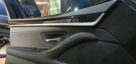 BMW 5시리즈 F10 528i 11년식 전동트렁크, 레드엠비언트, 손잡이교체 작업 BMW528i 듀얼쇼바 전동 트렁크 시공후기 4도어 레드 실내 LED 엠비언트 라이트 대구씨앤디