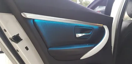 BMW F30 320d 실내 도어 엠비언트 앰비언트 라이트 장착 작업 대구 BMW 튜닝 전문점 씨앤디 인터내셔널 3시리즈 LED 도어 무드등 시공