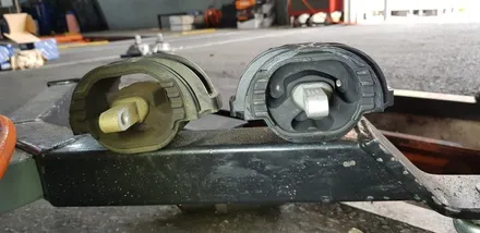BMW F10 528i 엔진미미 미션미미 교체 및 실내 도어 엠비언트 레드 시공 작업 대구 BMW 정비 튜닝 전문점 씨앤디 인터내셔널 F시리즈 5시리즈 마운트 교환 차체진동