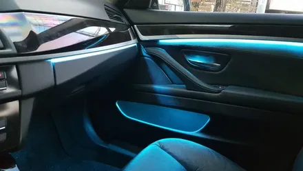 BMW F10 5시리즈 528i 가변 엠비언트 라이트 3색 실내 튜닝 업! 무드등 분위기등 대구 씨앤디인터내셔널 순정형 가변엠비언트 옵션 튜닝작업 대구씨앤디 4도어 도어캐치 포켓
