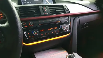 BMW 3시리즈 F30 320d 가변 엠비언트 시공 및 운전석 손잡이 진득거림 교체 작업 가변도어엠비언트+오디오공조기엠비언트 실내 엠비언트튜닝 무드등 대구 씨앤디인터내셔널 2컬러