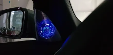 실내 분위기 UP! 트렌디함 UP! 특별한 시공으로 화려한 연출가능 🎊 : BMW G30 520d 18년식 회오리트위터, 미드커버, 미드스피커 엠비언트 장착 : 대명동 대구씨앤디