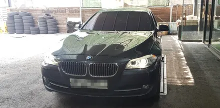 BMW F10 528i 엔진미미 미션미미 교체 및 실내 도어 엠비언트 레드 시공 작업 대구 BMW 정비 튜닝 전문점 씨앤디 인터내셔널 F시리즈 5시리즈 마운트 교환 차체진동