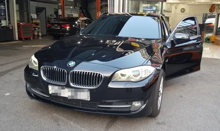 BMW 5시리즈 F10 520d 실내 도어 엠비언트 레드 시공 작업 대구 BMW 튜닝 전문 씨앤디인터내셔널 실내튜닝 분위기등 무드등 LED 단색 앰비언트 시공기 F10엠비언트